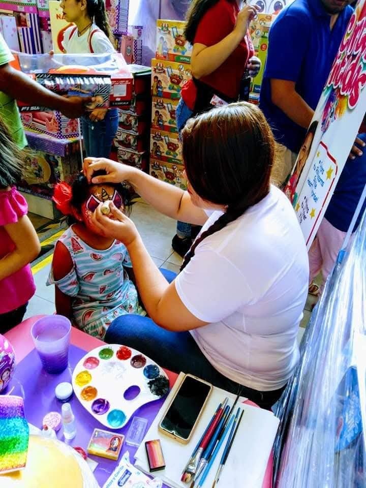 Activación carita pintada con niña