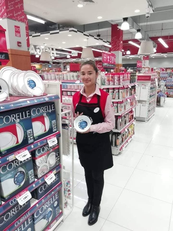 Promotora Corelle mostrando vajilla