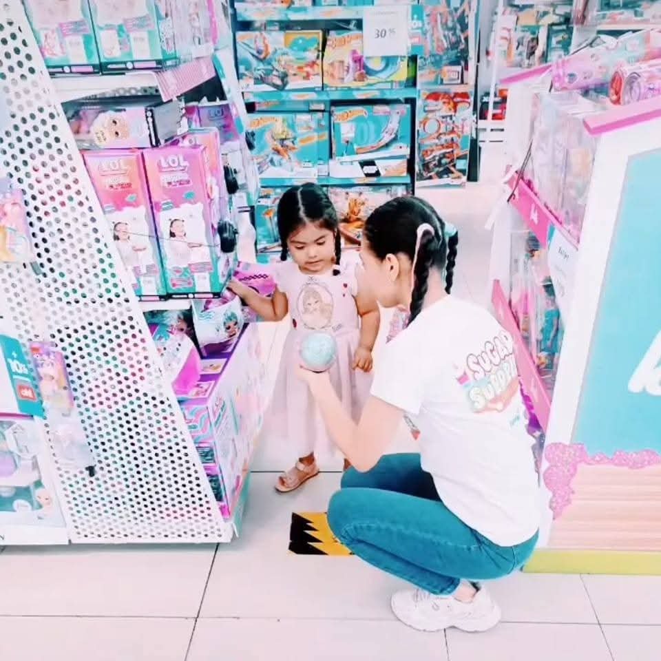 Promotora Sugar Surprise atendiendo niña en tienda