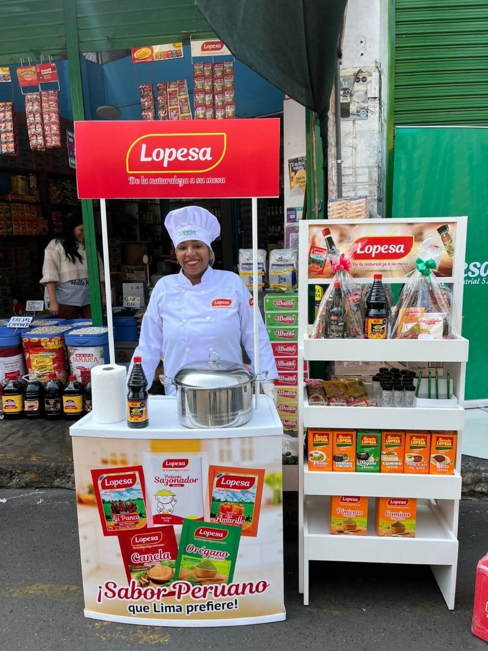 Promotora Lopesa stand degustación mercado