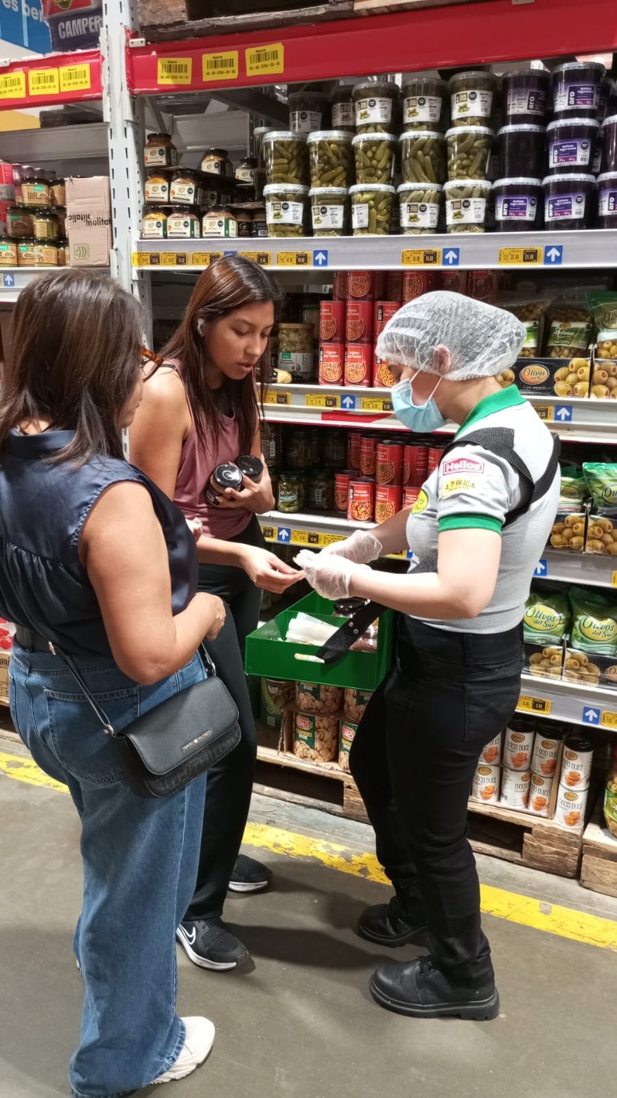 Promotora Olivos atendiendo clientas