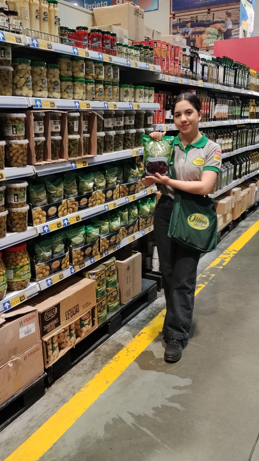 Promotora Olivos del Sur en pasillo