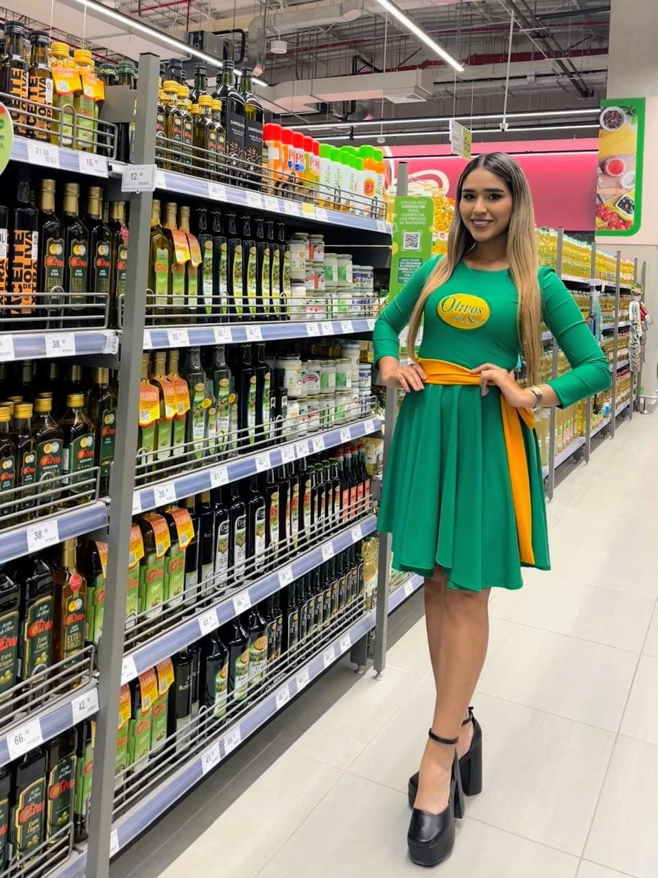 Promotora Olivos en pasillo de aceites