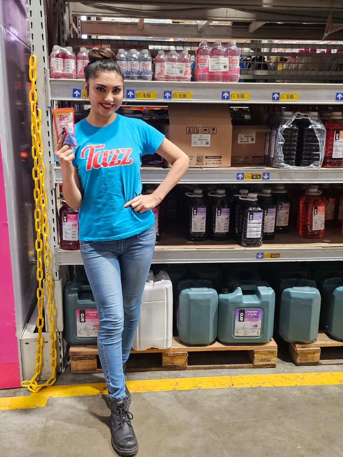 Promotora Tazz pose almacén