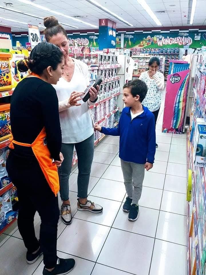 Promotora Wonderland atención cliente