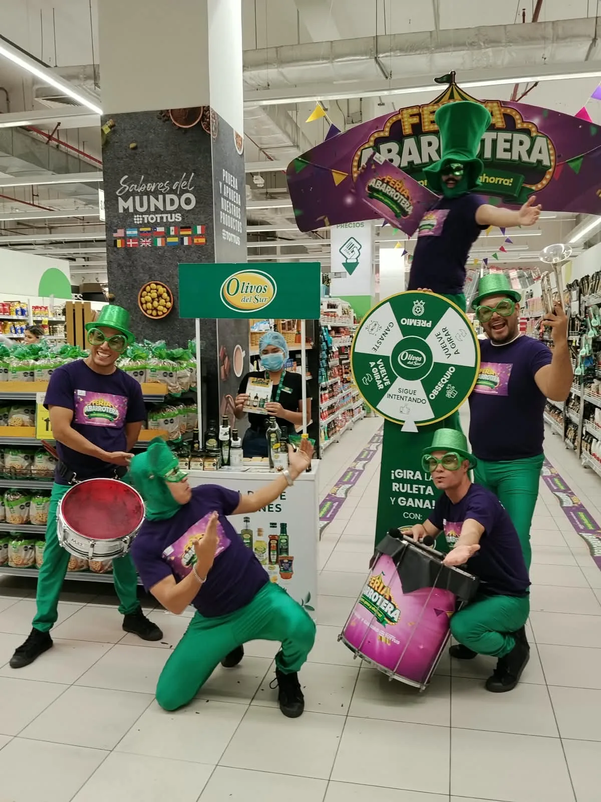 Batucada de Olivos del Sur animando la Feria Abarrotera en el supermercado