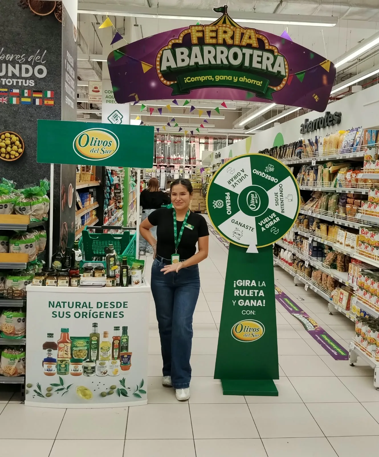 Promotora de Olivos del Sur junto a la ruleta en la Feria Abarrotera de Tottus