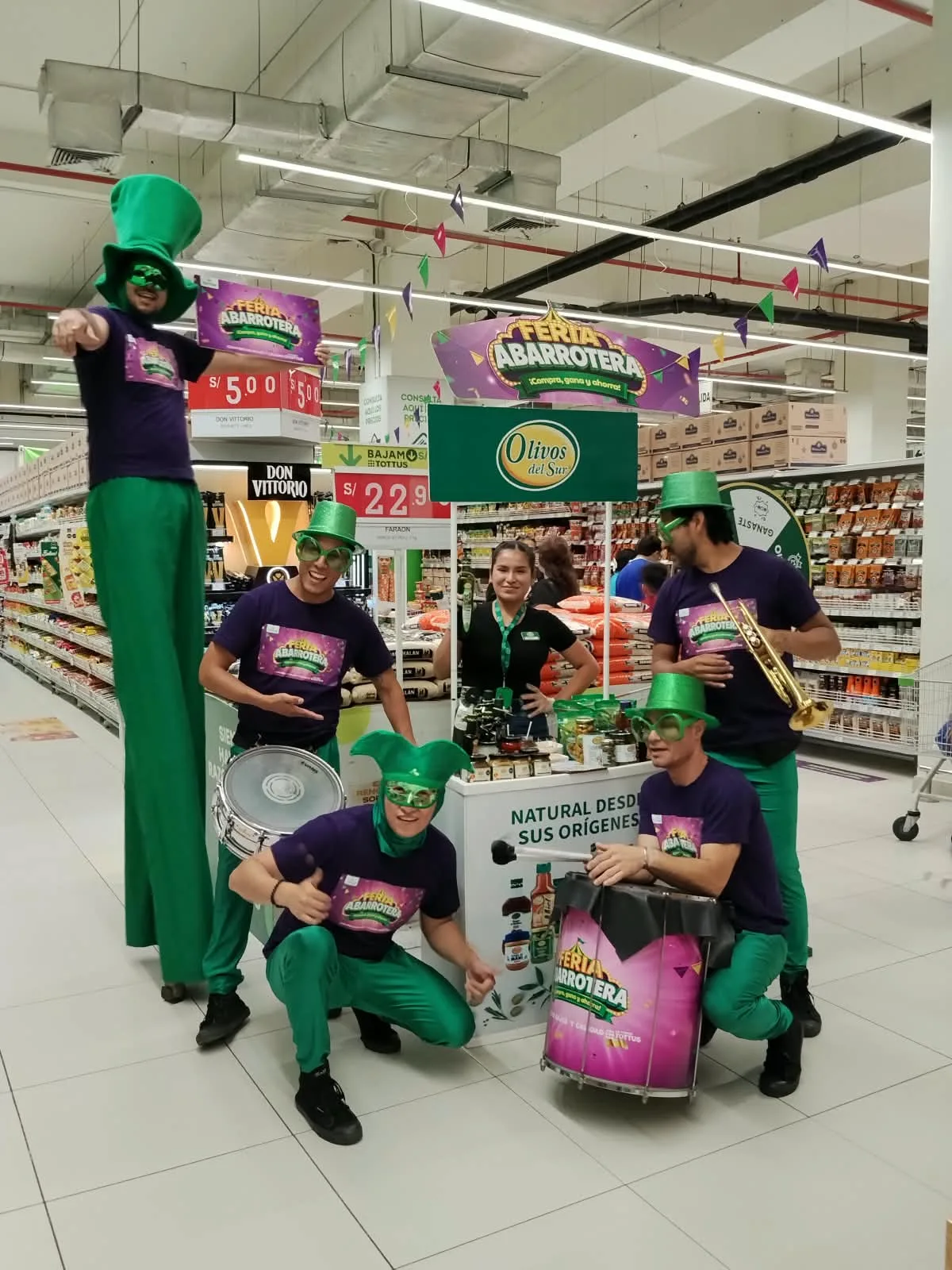 Zanqueros y batucada de Olivos del Sur en la Feria Abarrotera