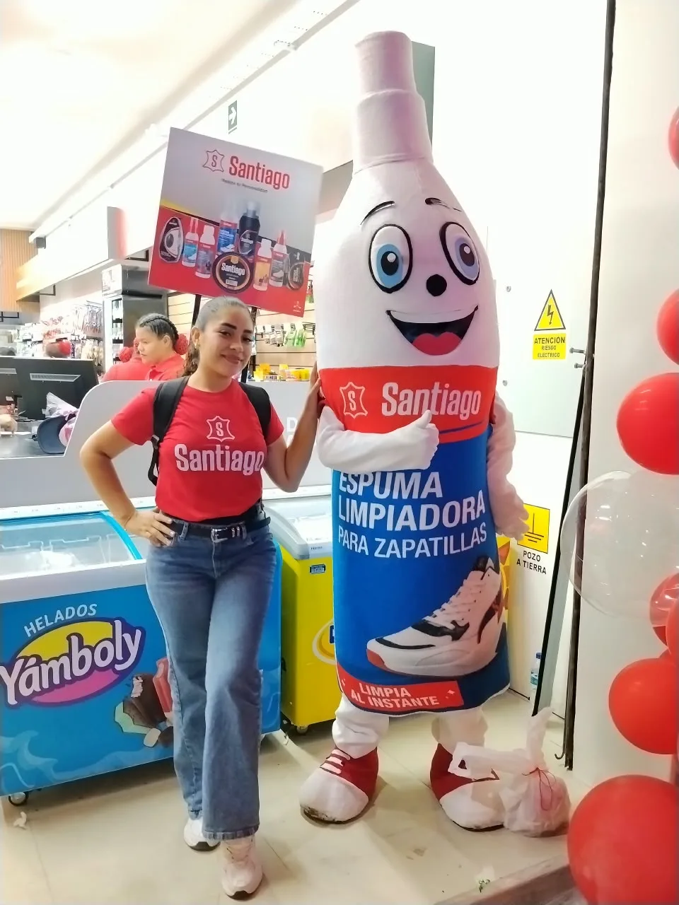 Mascota de la espuma limpiadora Santiago con una promotora