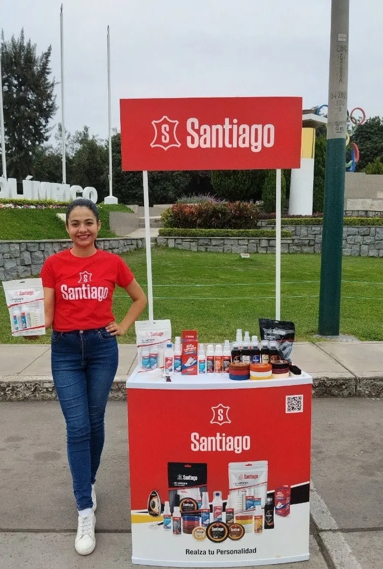 Promotora de Santiago en stand frente al Estadio Olímpico