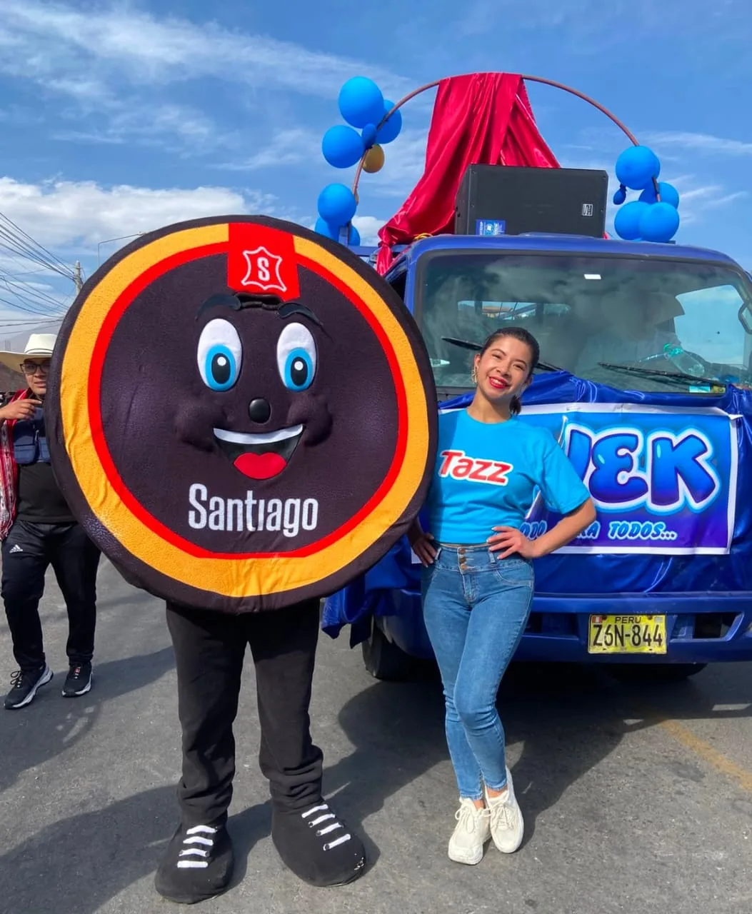 Caravana con mascota de Santiago y Tazz